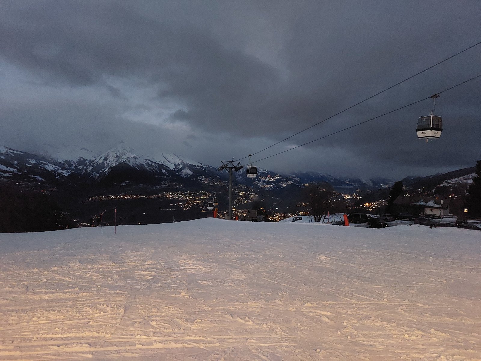 Nendaz előtti hütte, háttérben a Rhone völgye