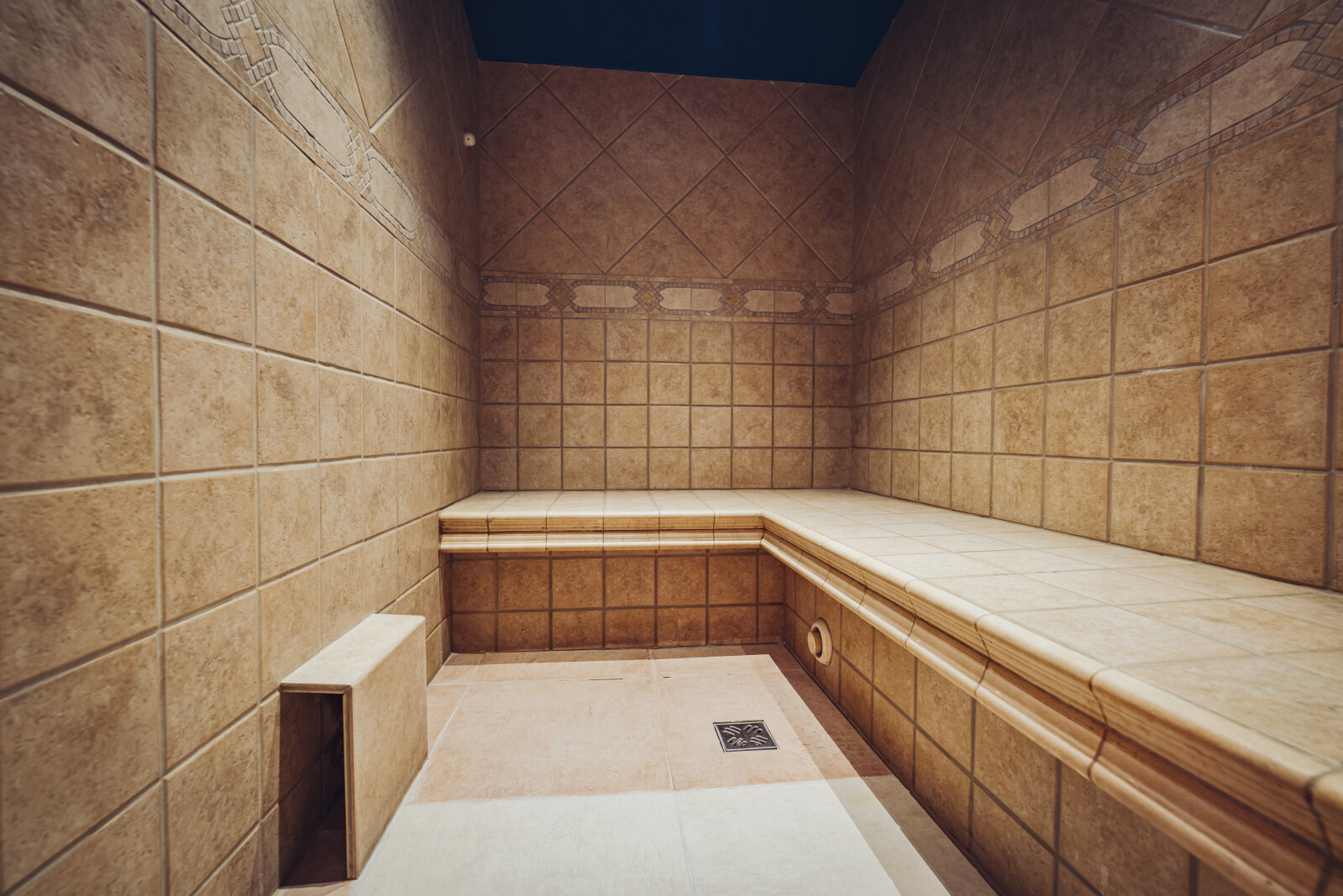 A szomszédos Bolfenk ház szaunarészlege (feláras)