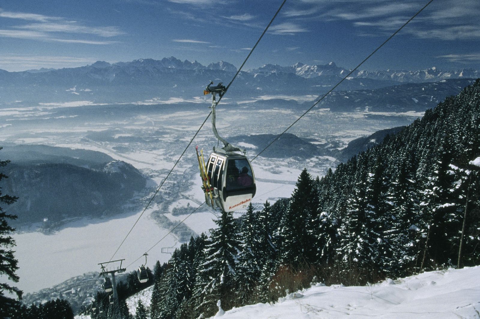 Gerlitzen síterepéről megcsodálhatjuk Villach városát, a háttérben pedig három ország hegyeit: Ausztria, Szlovénia és Olaszország csúcsai integetnek felénk.
