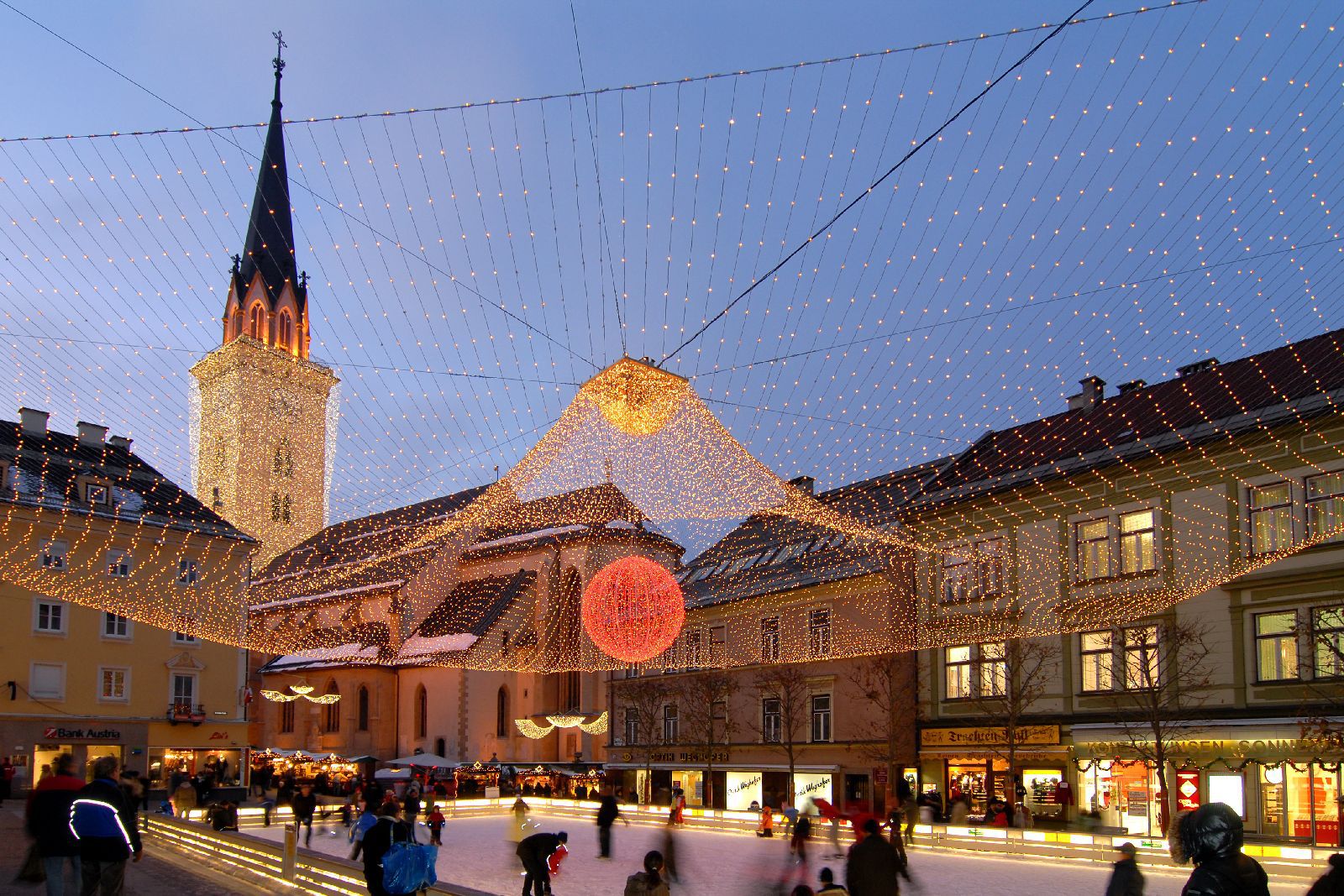 A templom mellett minden télen jégpályát készítenek a gyerekeknek.