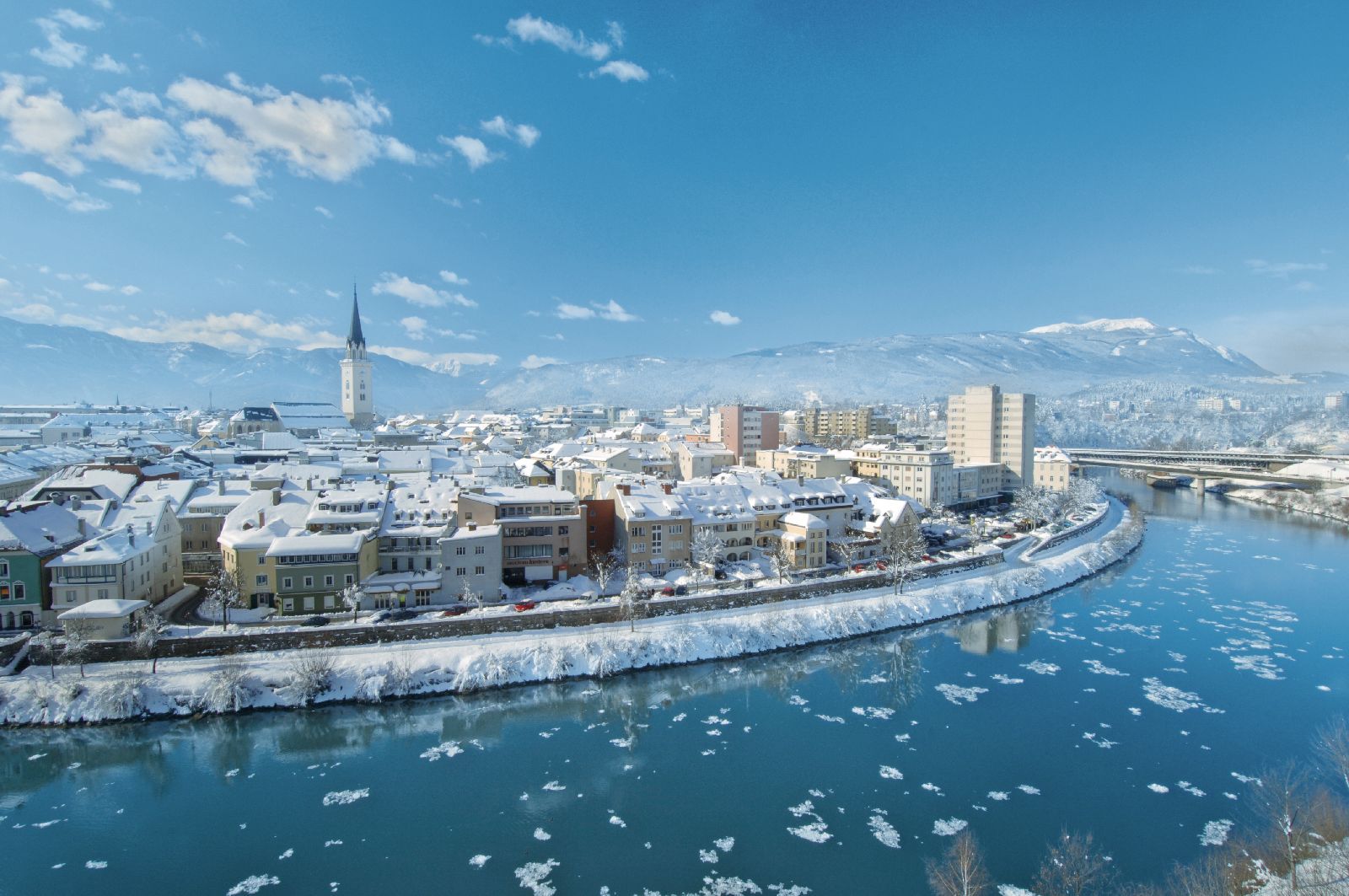 Villach a Dráva folyó partján fekszik. A parton végig bicikliút várja a bringásokat, korisokat, télen pedig a csúszkálókat.