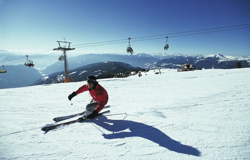 Gerlitzen sípályáján, a síterep északi oldalán található a 7,5 kilométeres lesiklópálya, ahol 900 méter szintkülönbséget tehetünk meg - akár megállás nélkül - már akinek a combizma erre alkalmas. - Kattints a képre a nagyításhoz