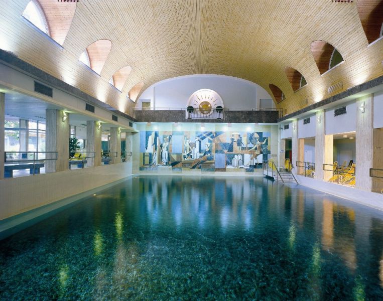 Villach termálfürdőjében található ez a patinás medence, mely már már a múlt században is fogadta az ide látogató, gyógyulni vágyó vendégeket. A kavicsos medence alján található a forrás, mely apró buborékokkal pezsgőn tör a felszínre. - Kattints a képre a nagyításhoz