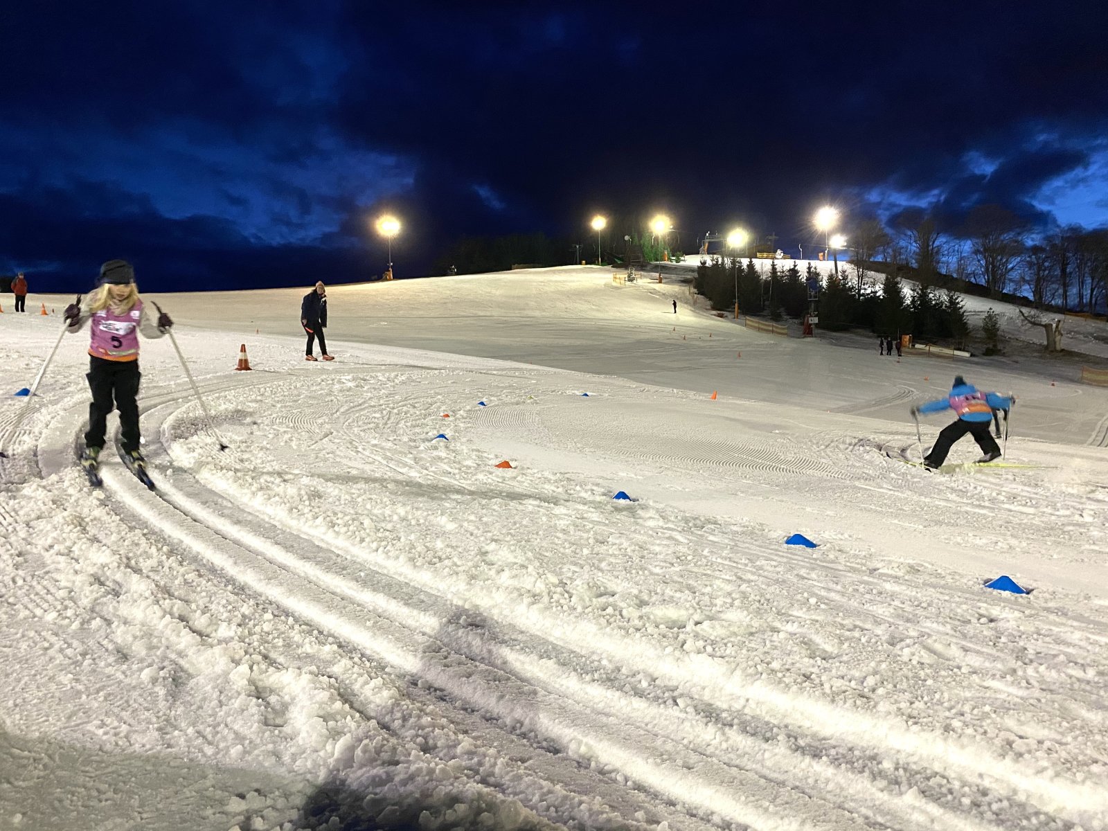Először rendeztek villanyfényes Sífutó Diákolimpiát a Síparkban 2020. február 12-én.