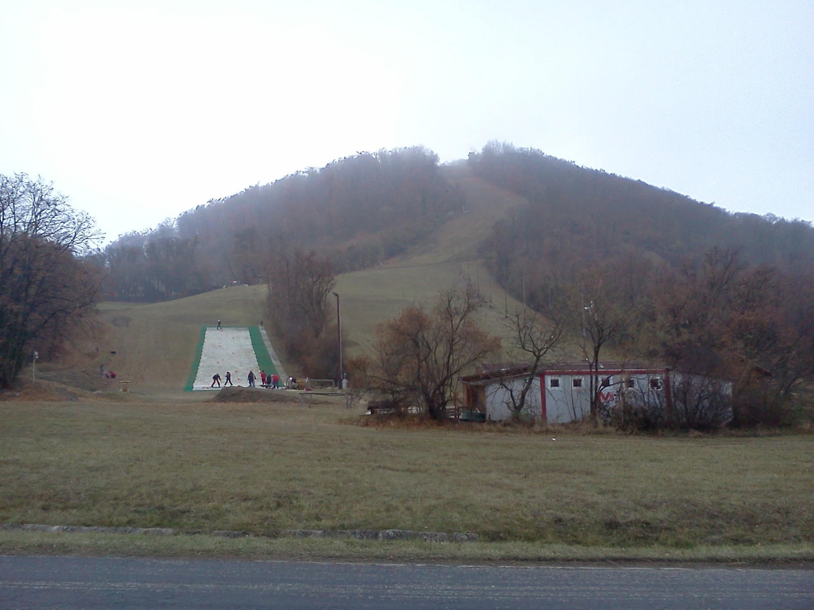Oktatás a műanyag pályán (Fotó: Szali olvasnónk)