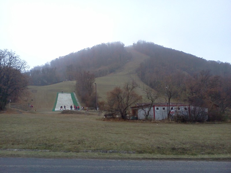 Oktatás a műanyag pályán (Fotó: Szali olvasnónk) - Kattints a képre a nagyításhoz