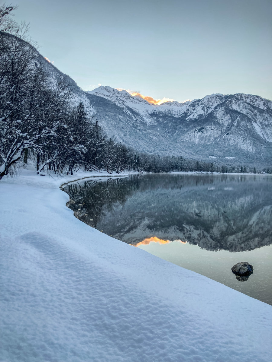 A hegyről visszafelé muszáj voltunk megállni a völgyben lévő Bohinji-tónál.