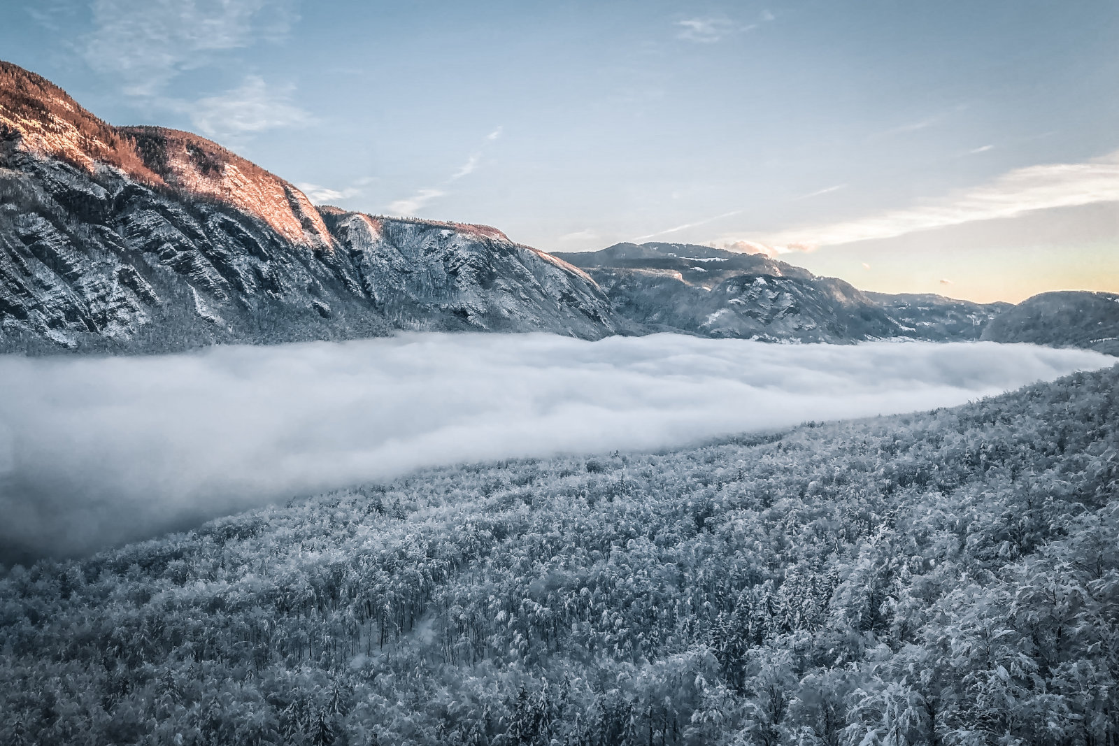 Reggelente ez a kilátás fogadja az embert a kabinos felvonóról.
