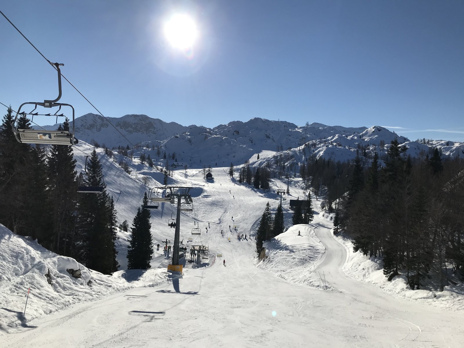 Verőfényes napsütés, enyhe mínuszok, természetes hó Vogelen