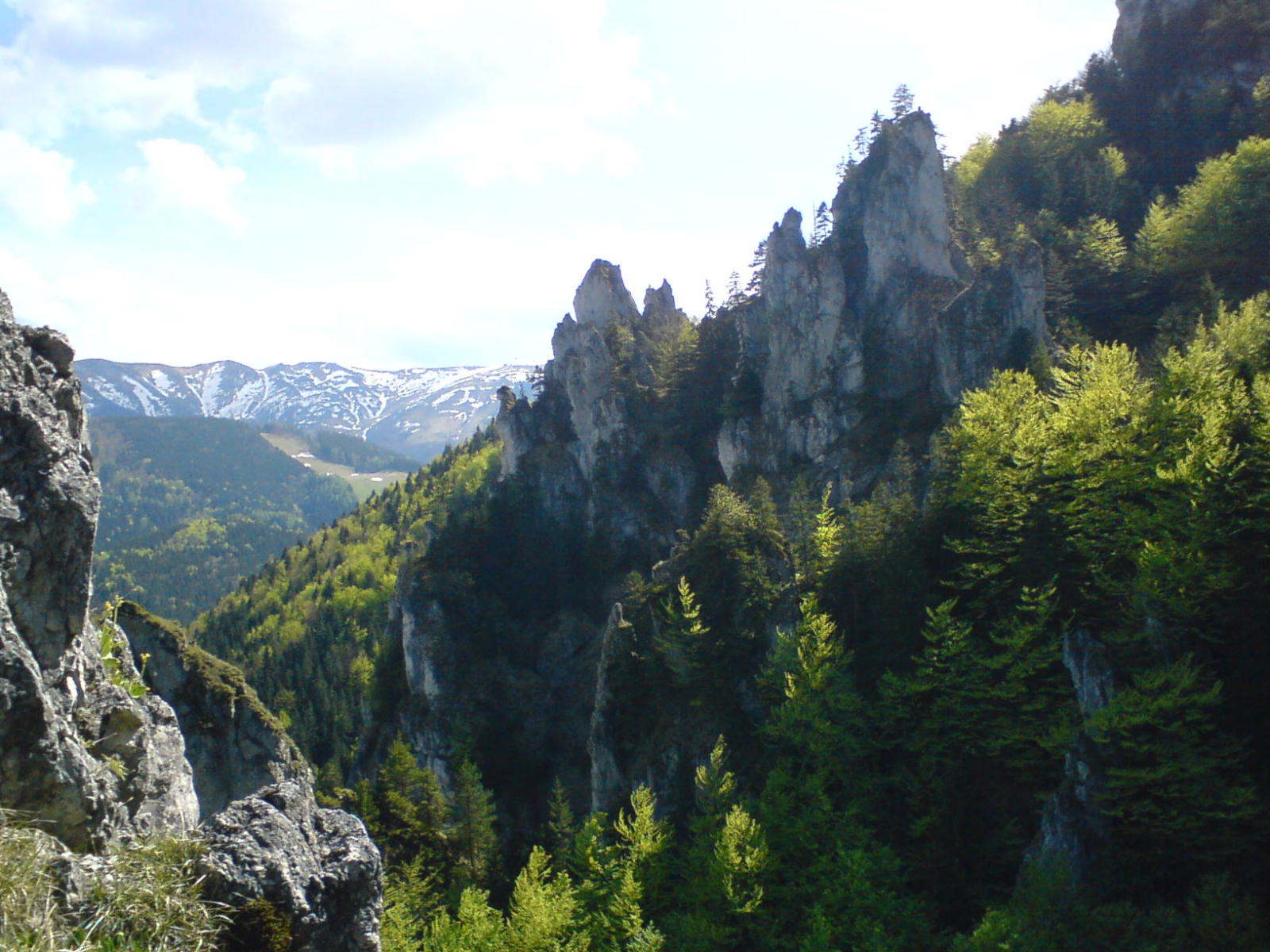 Vrátna-sziklák, háttérben a még havas Vrátna