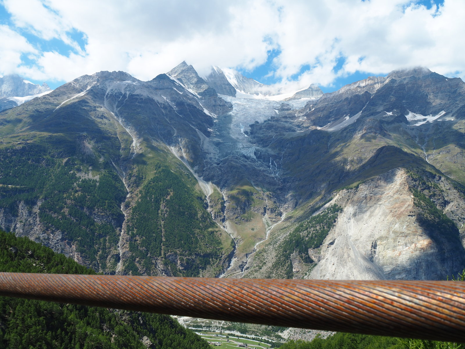 dupla ilyen drótsodrony tartja a hidat