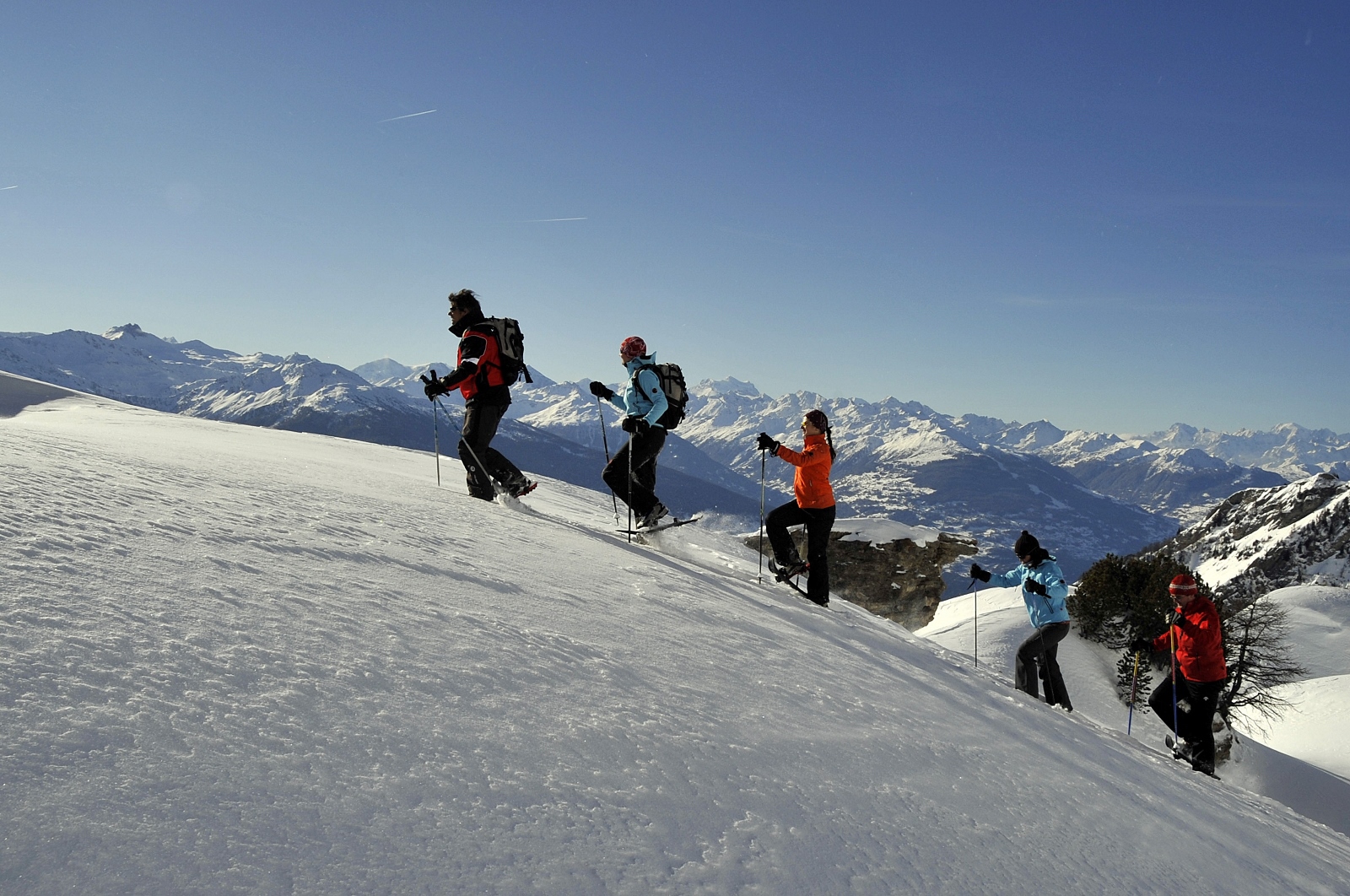 Hótalpas túrázás Wallis kantonban - háttérben a Wallisi Alpok