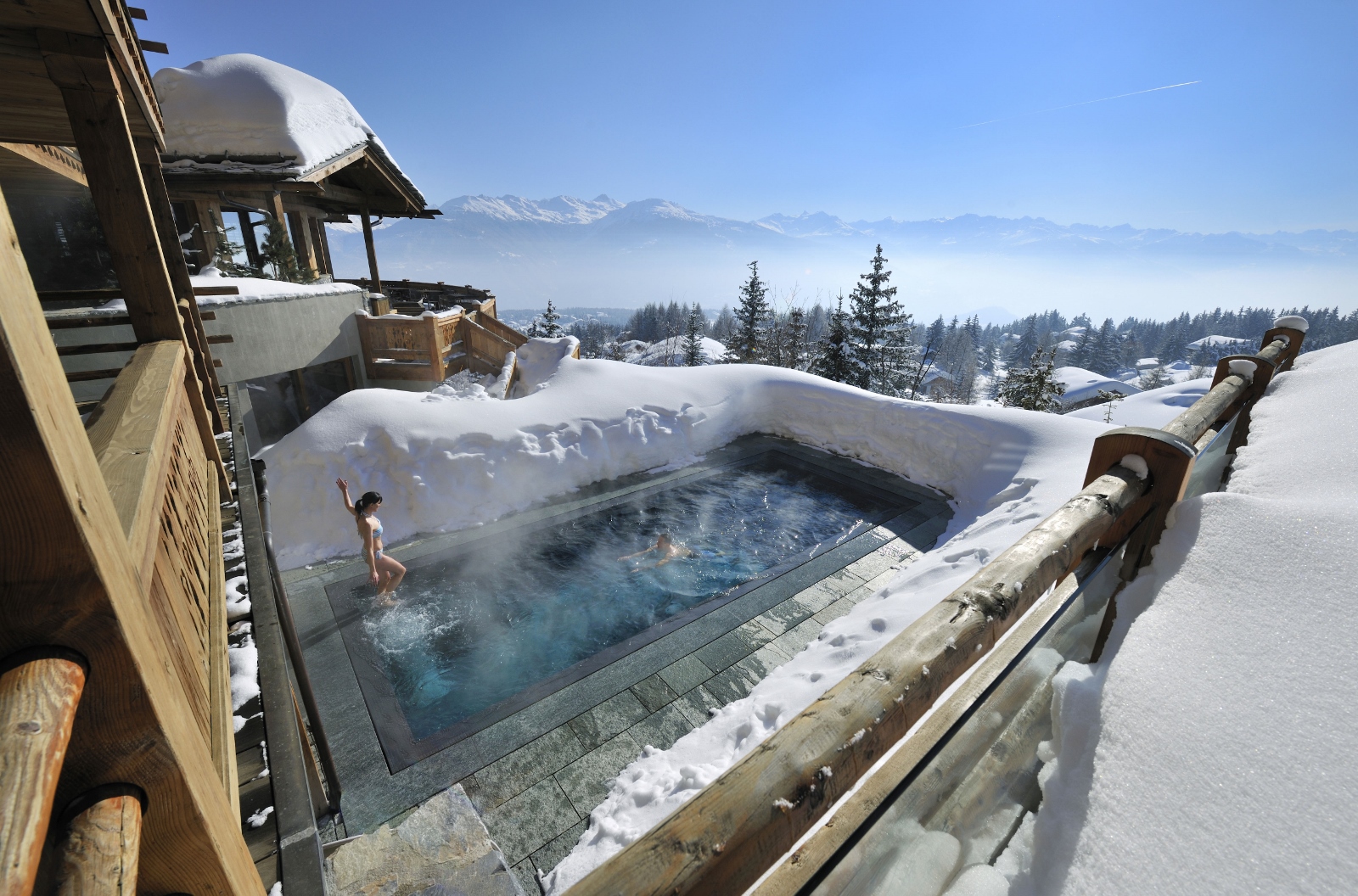 Kültéri medence a wallisi LeCrans Hotelben, Crans-Montana régióban