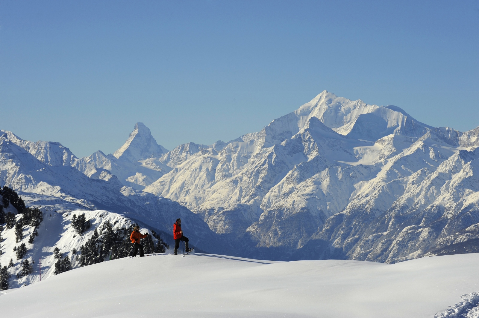 Sítúrázás, háttérben a Wallisi Alpok