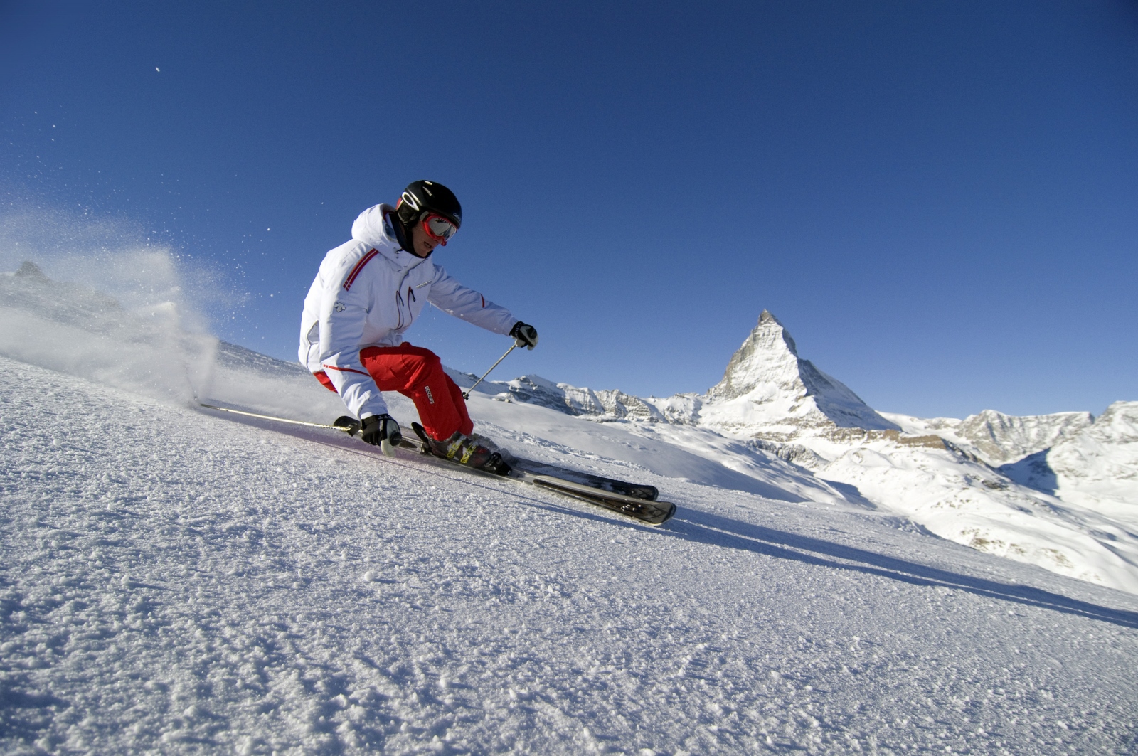 Síelő Zermatt síterepén, háttérben a Matterhorn