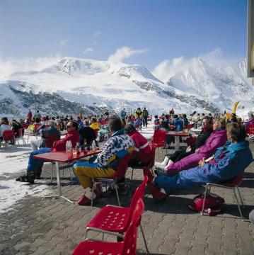 A világ legmagasabban fekvő forgó étterme - Mittelallalin