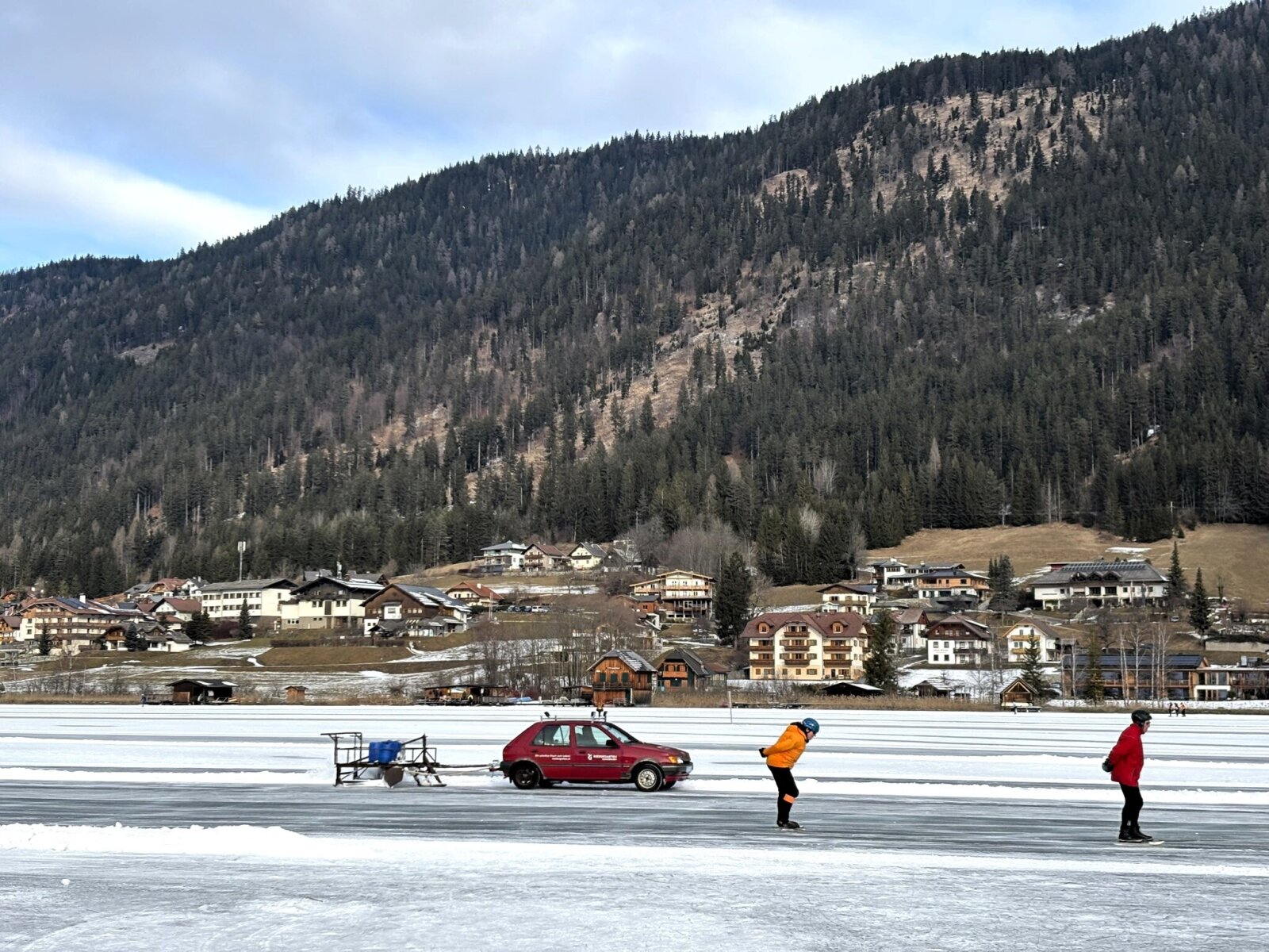 A korcsolyapályákat az üzemeltető saját gyártmányú "jégekéivel" tartják tisztán