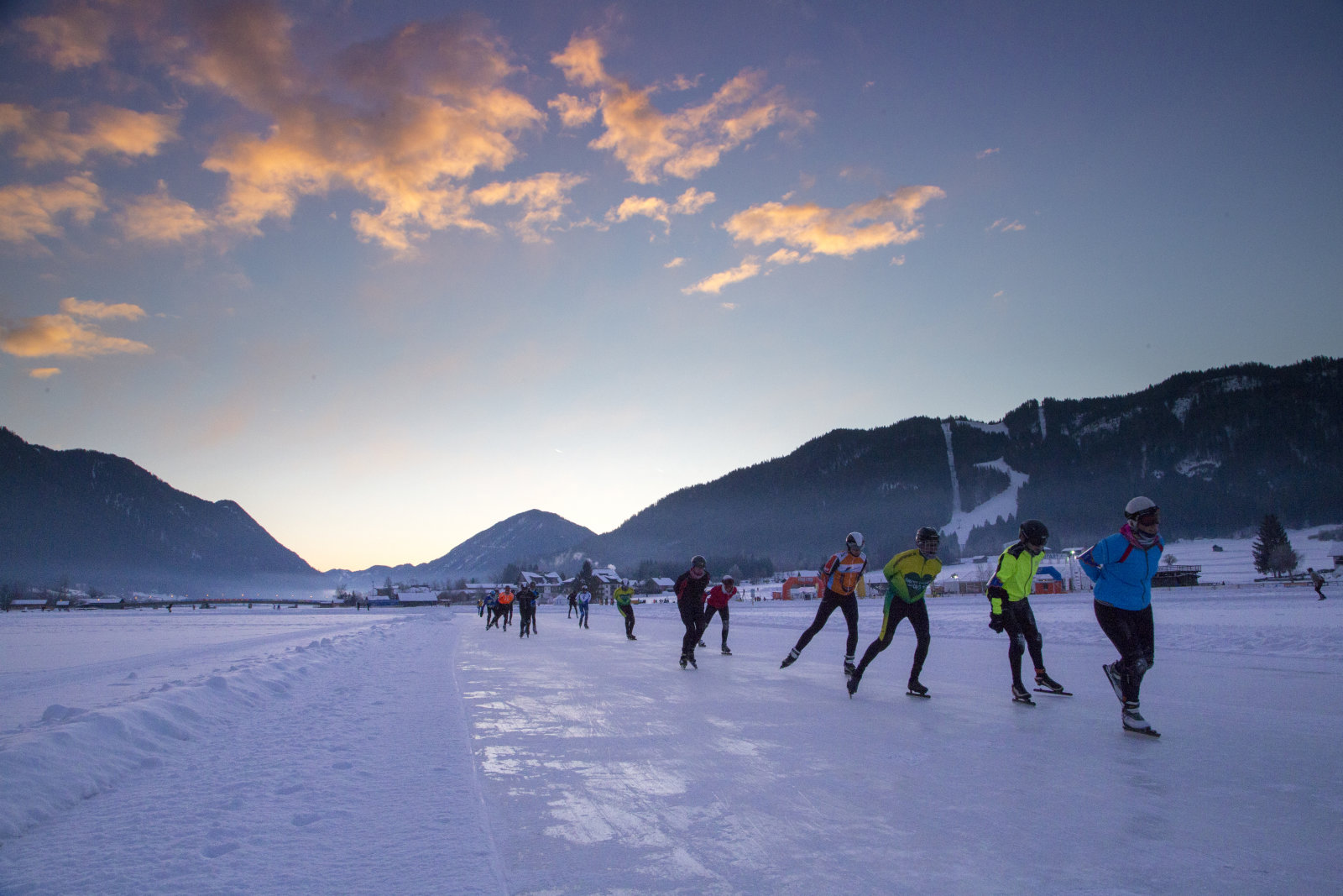 Korcsolyázók a Weissenseen - jobbra fenn látszik a sípálya is.