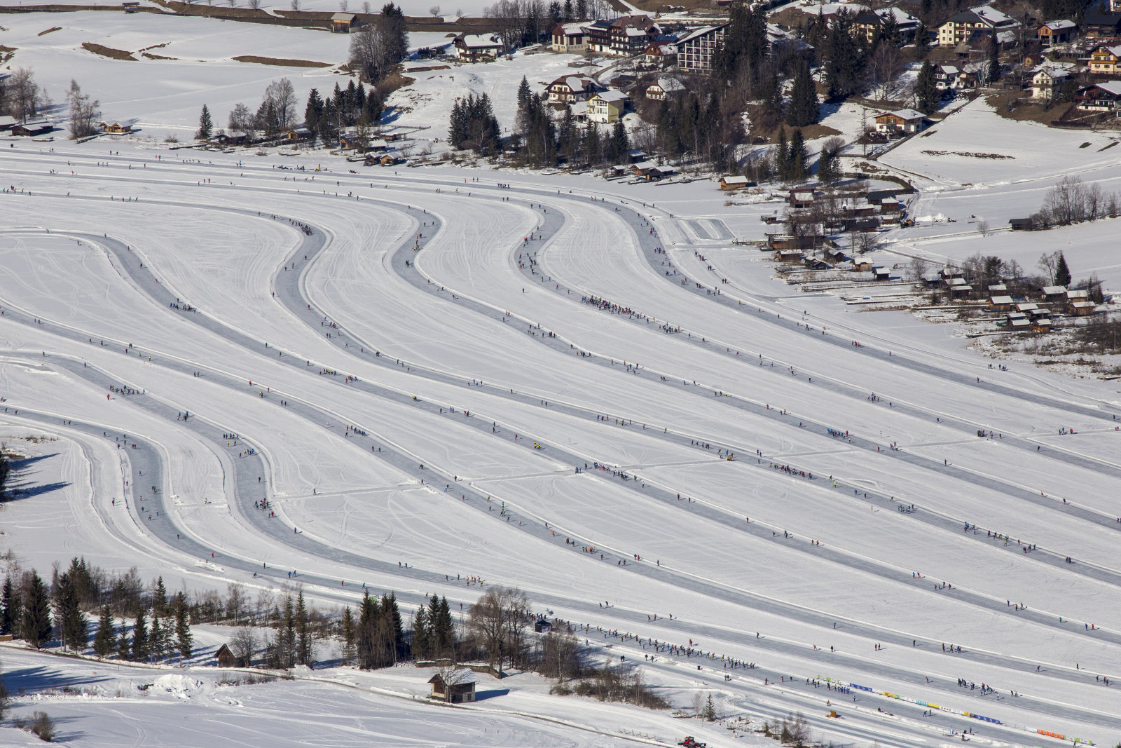 Gondozott pályák a befagyott Weissenseen