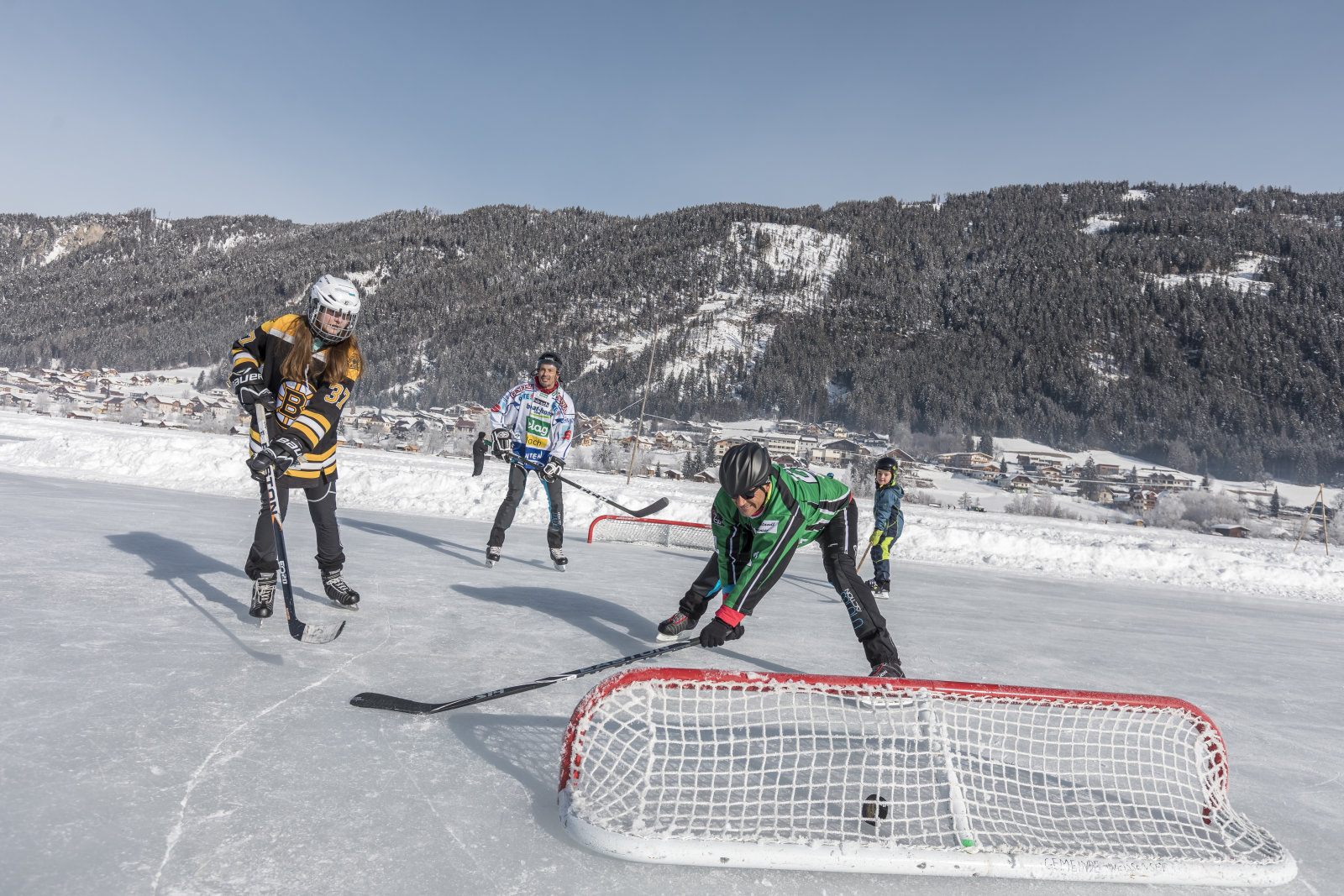 Jéghoki a befagyott Weissensee tavon.