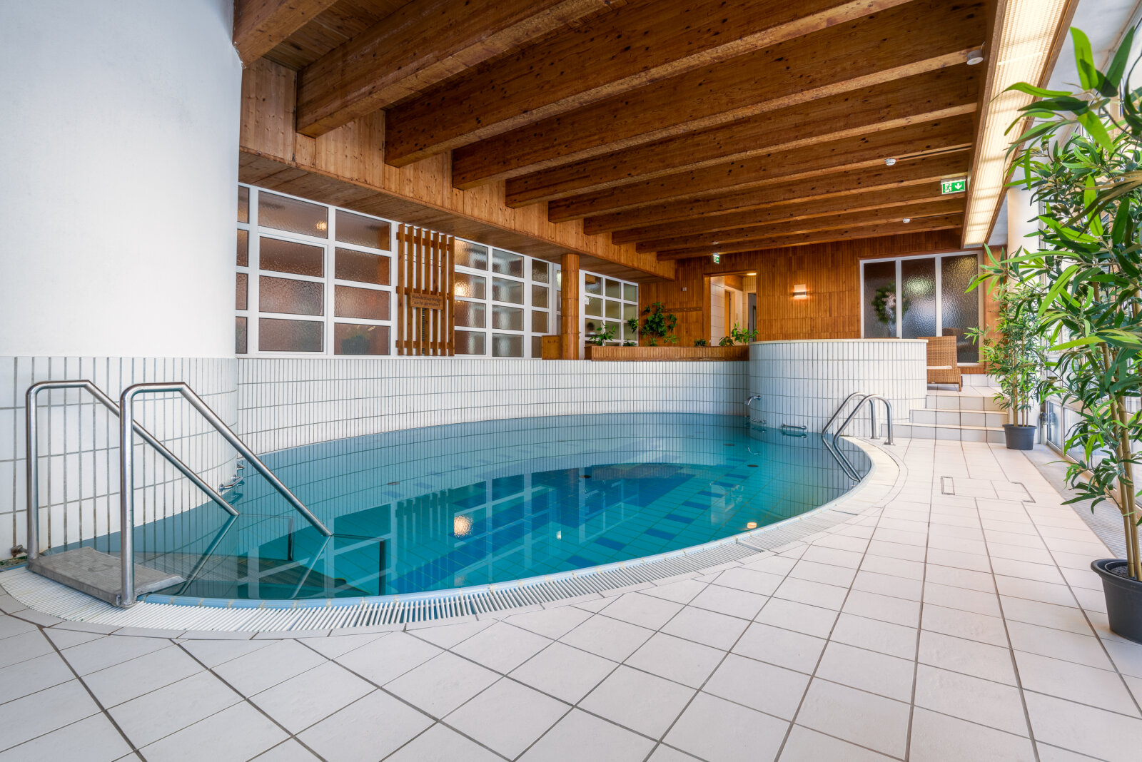 AWH-SPA-Hallenbad.jpg