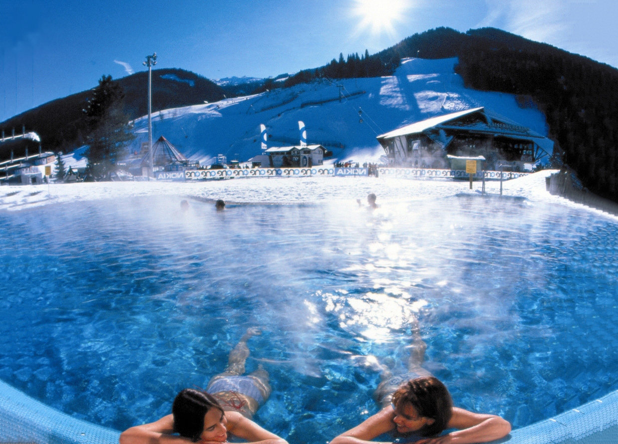 A Therme Römerbad közvetlenül a sípályák mellett található Bad Kleinkircheimben