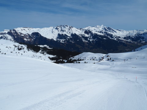 A völgyben Grindelwald, szemben Grindelwald First, jobb oldalon a vékony fehér csík a megmaradt sípálya