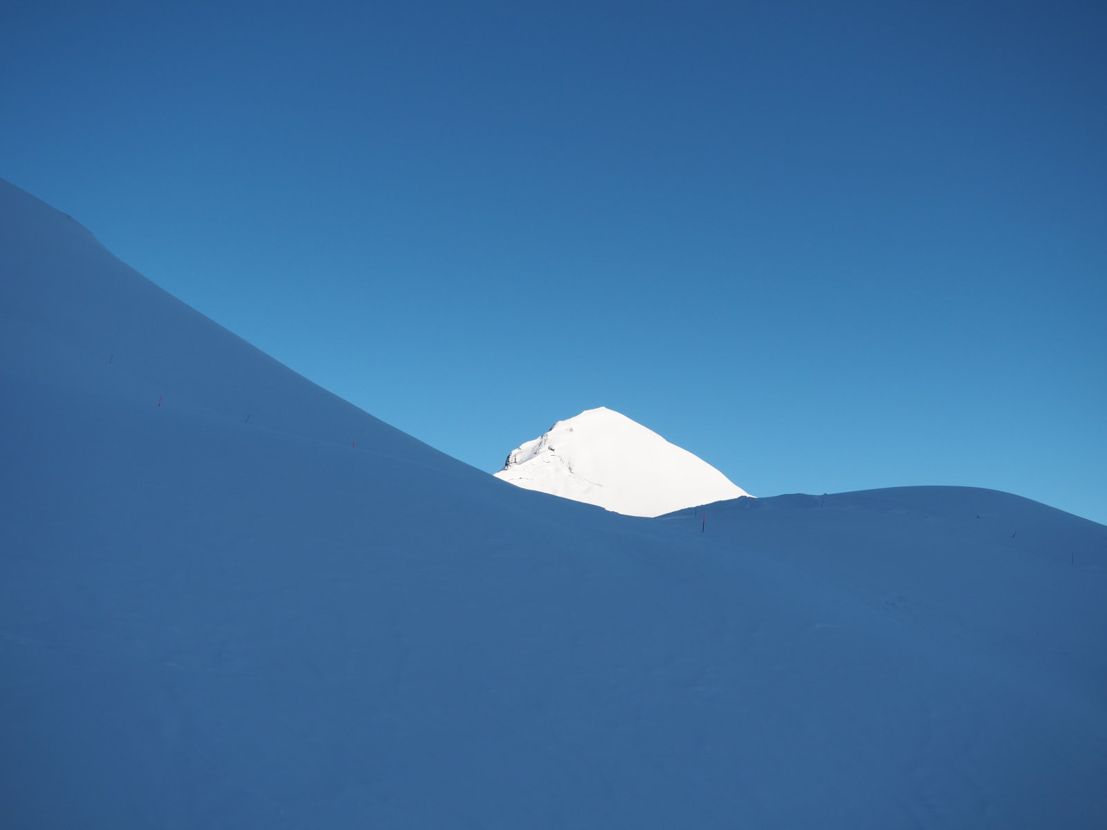 itt  még csak a csúcsot süti a nap