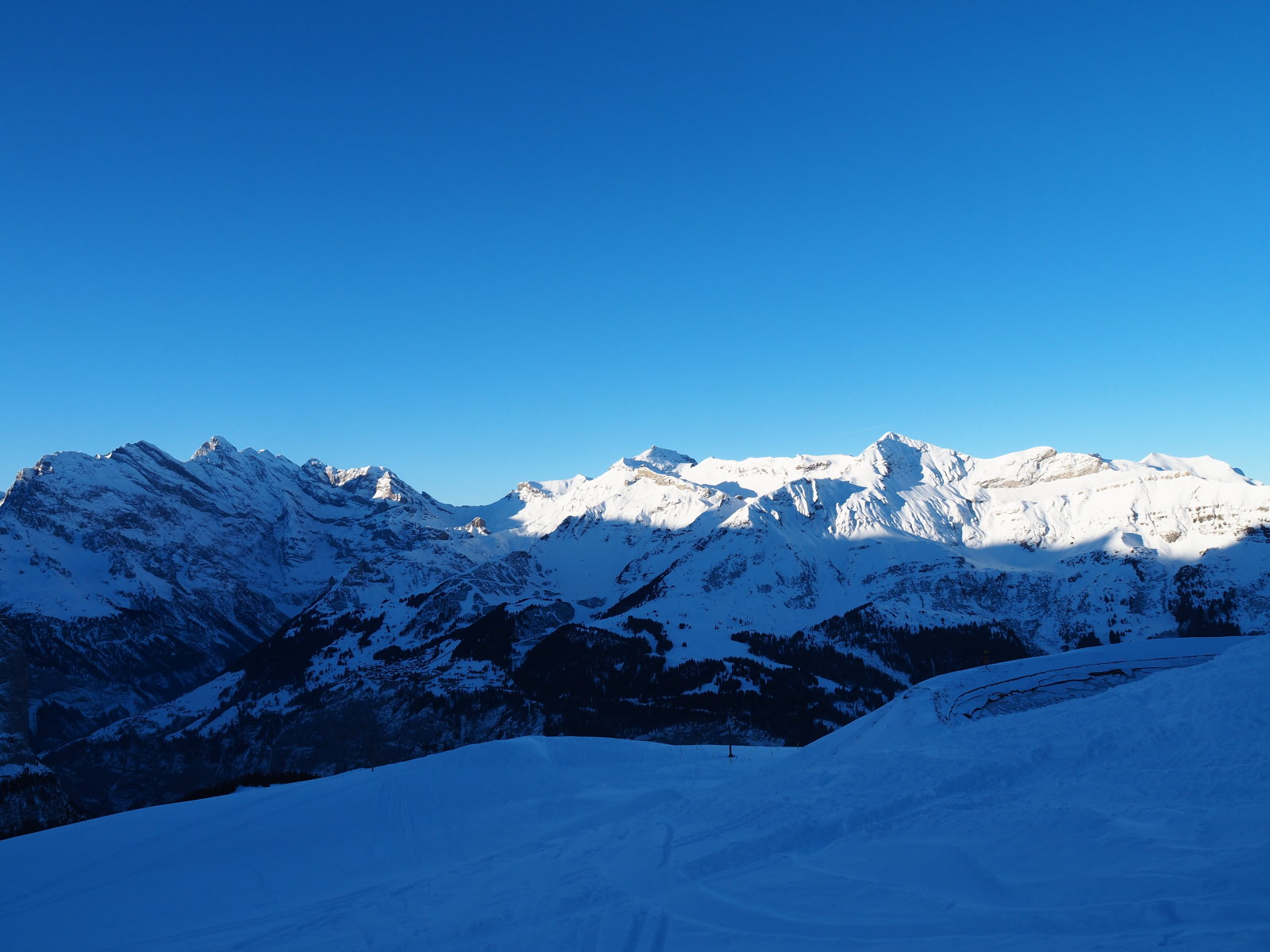 Szemben a Schilthorn oldalán már süt a Nap
