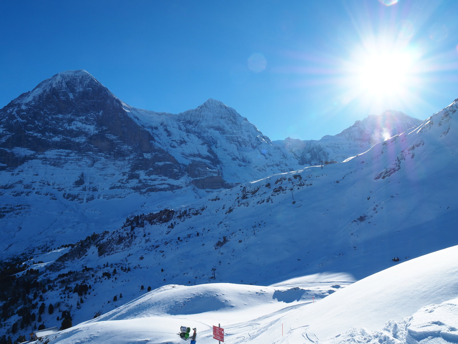 Eiger, Mönch, Jungfrau (a Nap pont felette van)