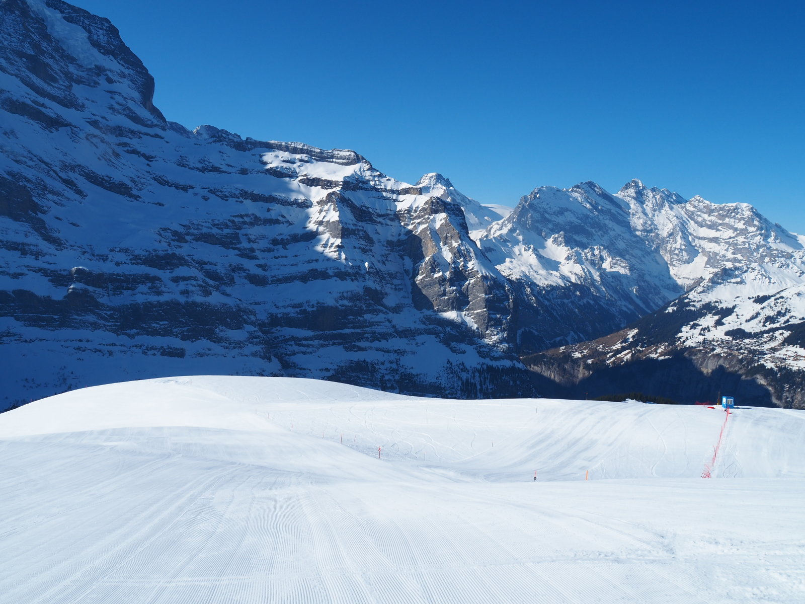 Magas hegyek veszik körül a síterepet
