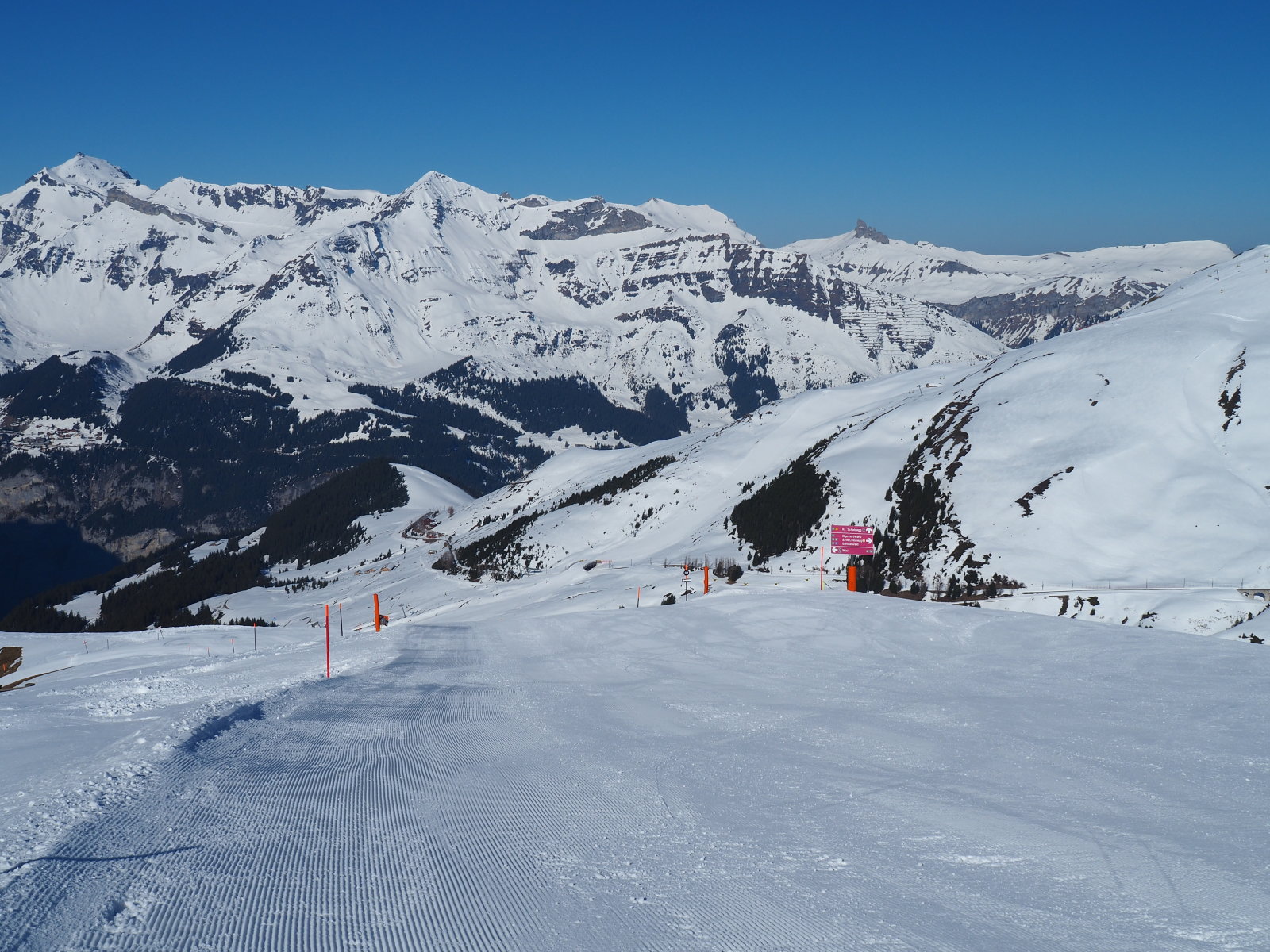 szemben bal oldalon a Schilthorn