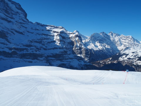 Magas hegyek veszik körül a síterepet