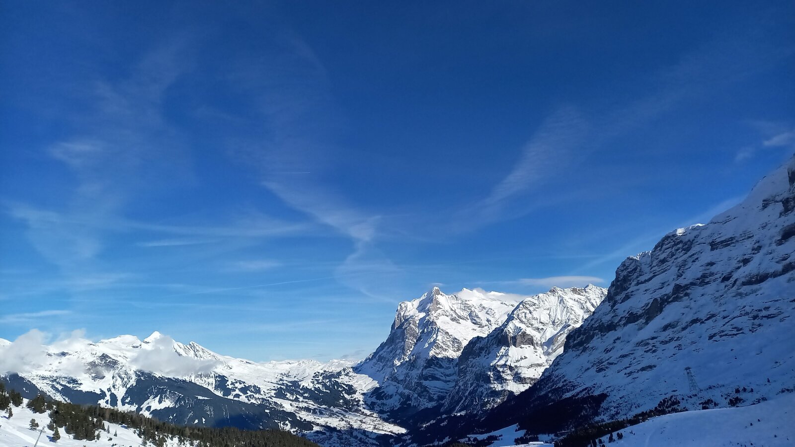 A völgyben Grindelwald, mellette jobbra a Wetterhorn