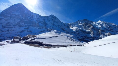 Kleine Scheidegg, a háttérben az E-M-J(Eiger, Mönch, Jungfrau)