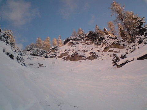 Lavinaveszélyes katlan a kabinos lifttől jobbra