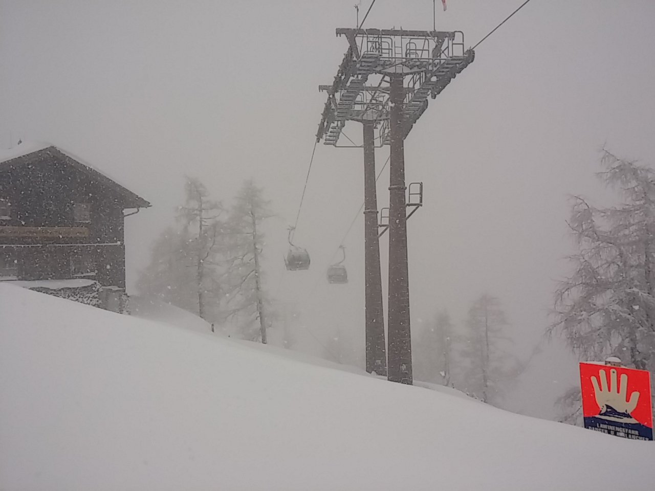 A kabinos lift közelében nem szabad lemenni.