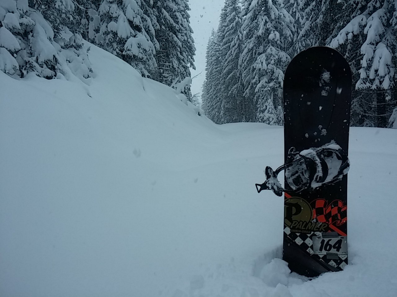 Filzmoos. Ennyi a friss hó az erdei utakon.