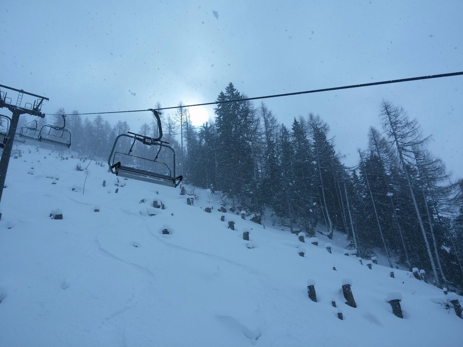 Jobbra a gerinc és a kiírtott erdő helye.
