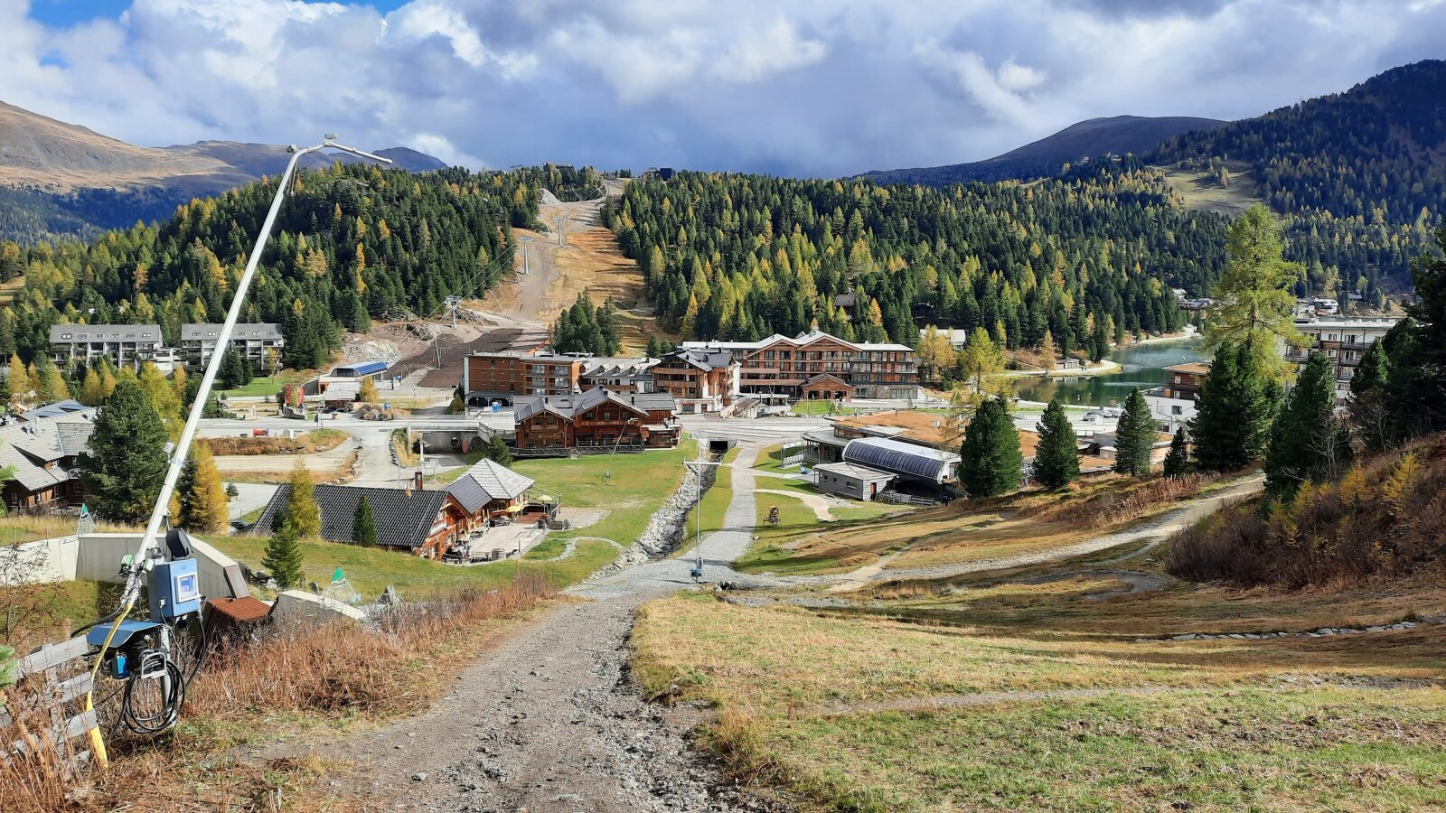 Már áll az új felvonó, jó látszik a szemben lévő hegyről. 