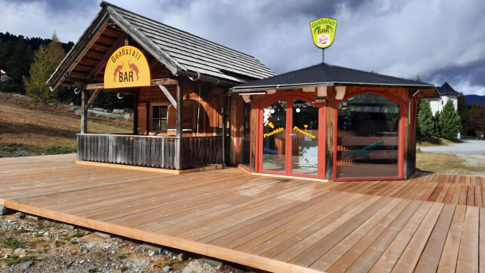 Hütte és terasz a Wildkopfbahn völgyállomásnál 