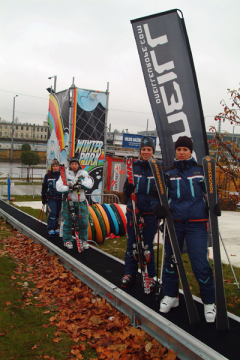 A lejtő tetejére futószalag szállítja az utasokat