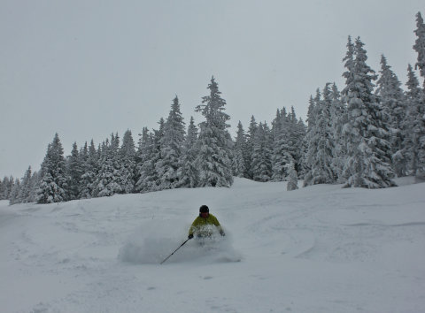Sok hó és élvezetes lesiklás a felső szakaszon