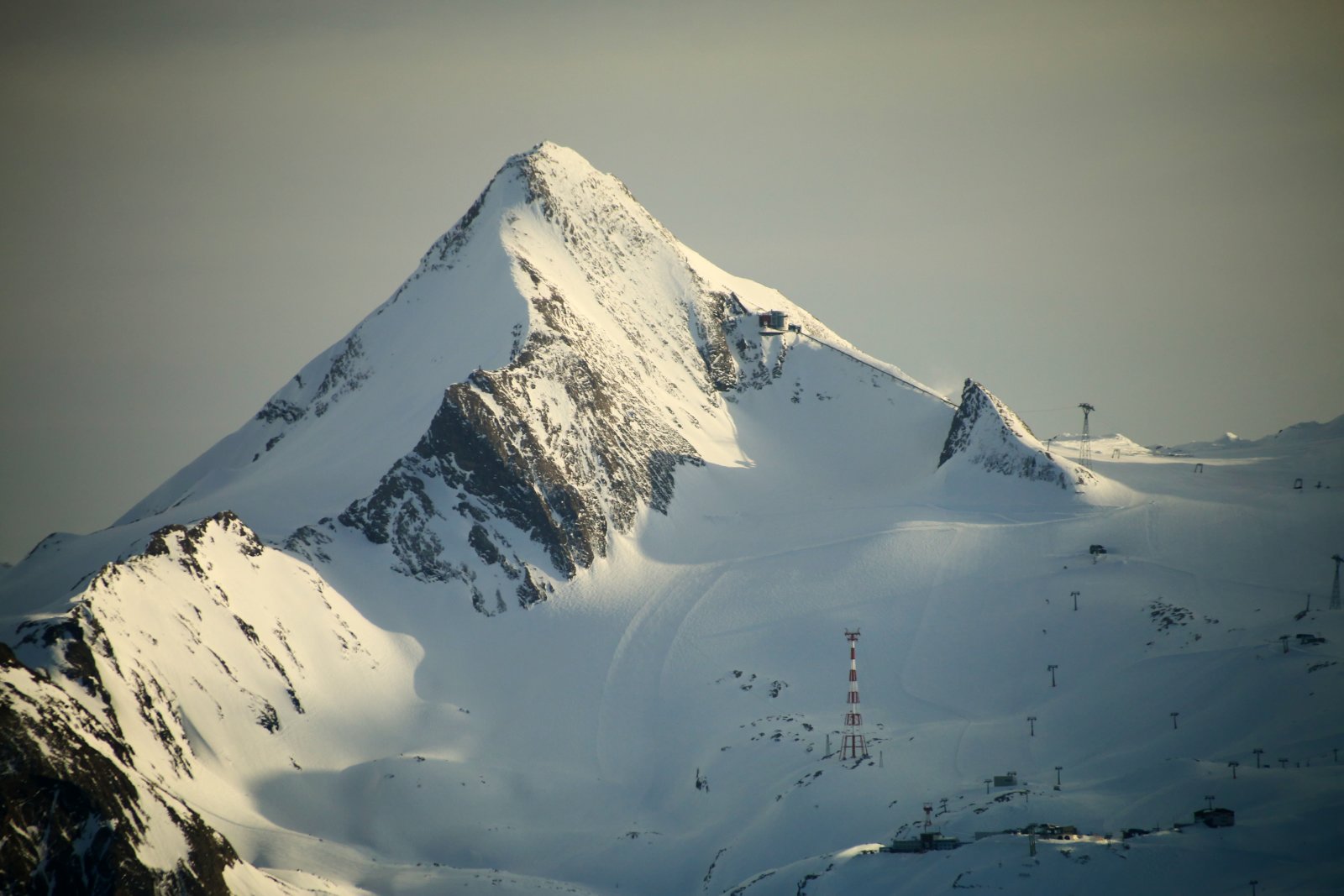 Szemben a Kitzsteinhorn tündököl a naplemente előtt fényben