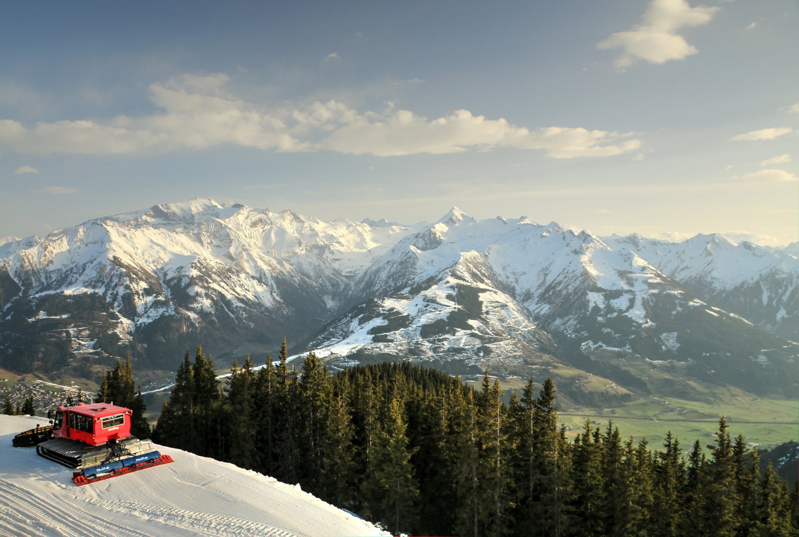 Magányos ratrak a Salzach völgye felett, szemben a kapruni sípályák
