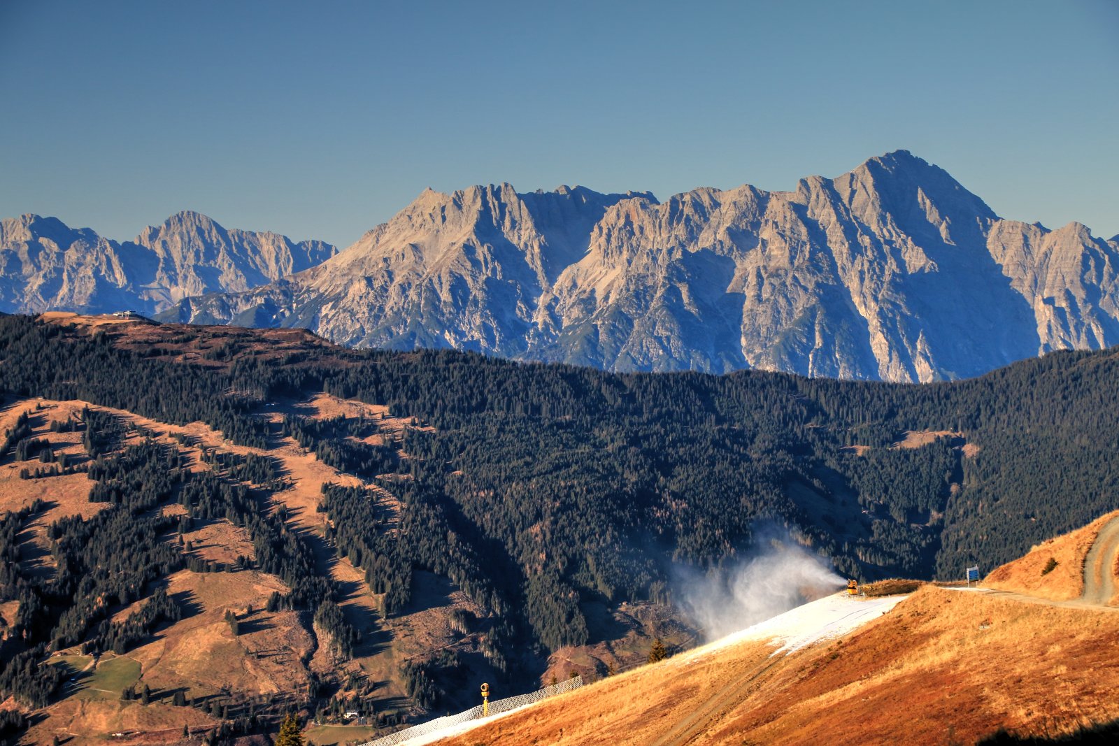 Hóágyúzás kilátással, a háttérben a Leoganger Steinberge (2507 m)