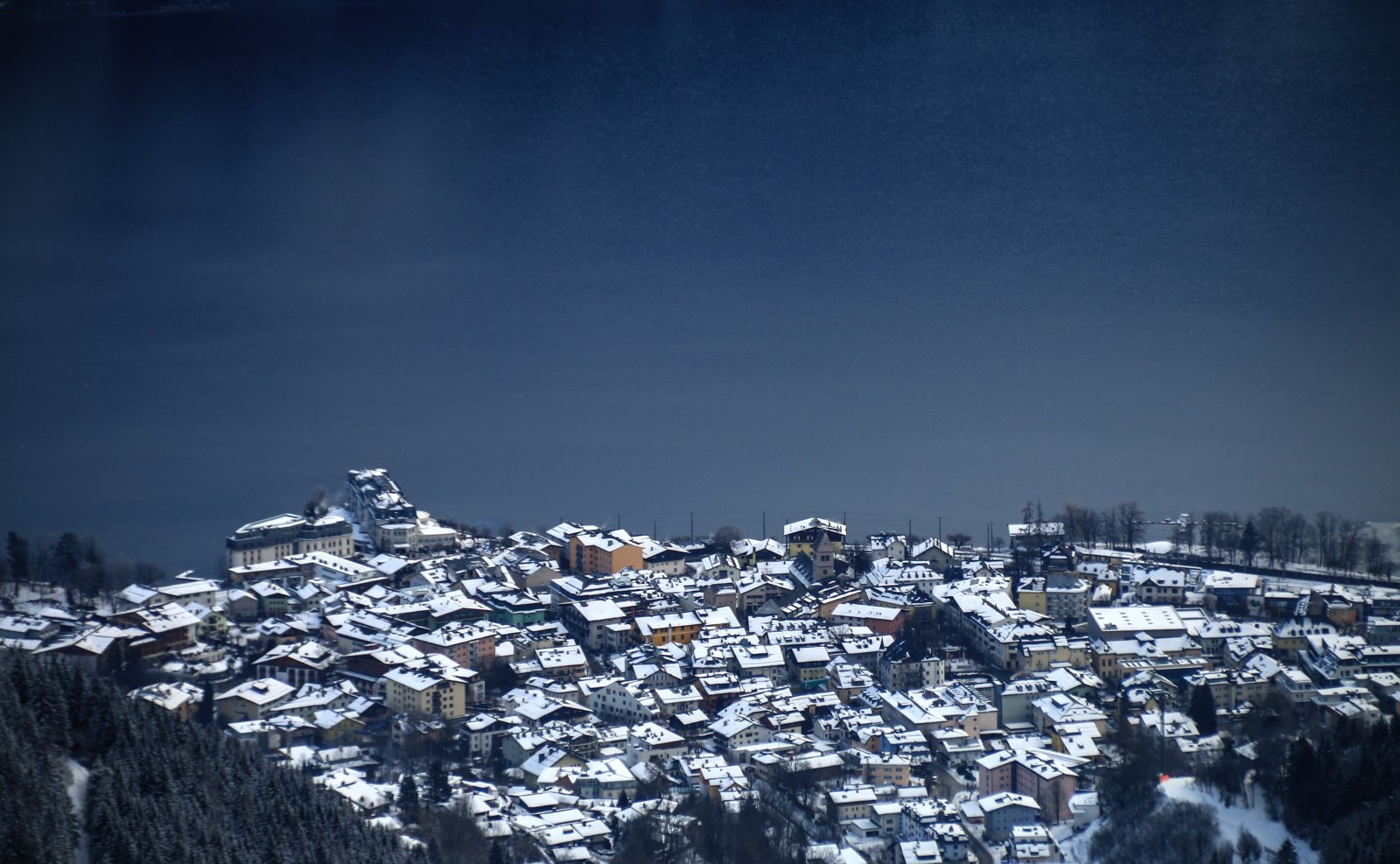 Kilátás a Zelli tóra és Zell am See óvárosára az 1000 éves Vogt toronnyal