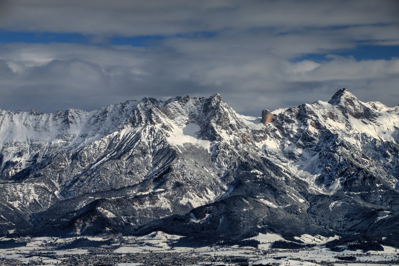 A Saalfelden feletti Steinernes Meer impozánis sziklafalai