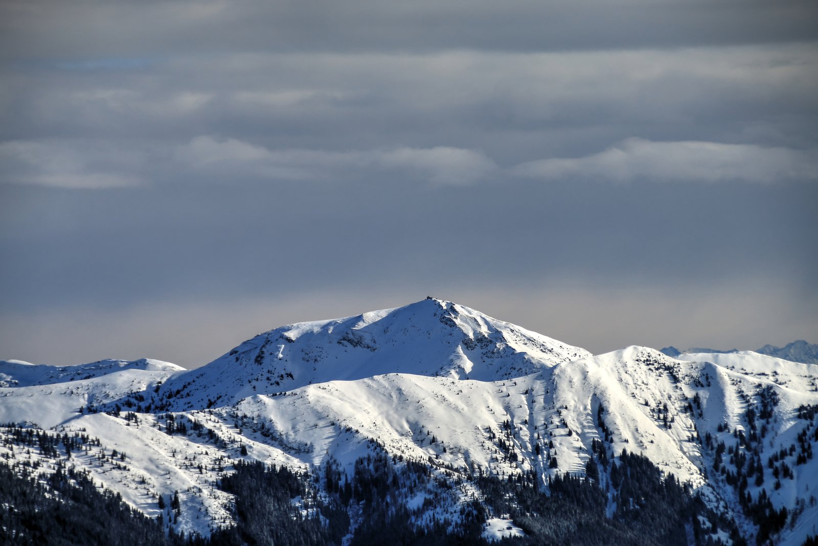 A Schiefer-Alpe legmagasabb csúcsa a Hundstetin (2100 m felett) zárja kelet felé a látképet