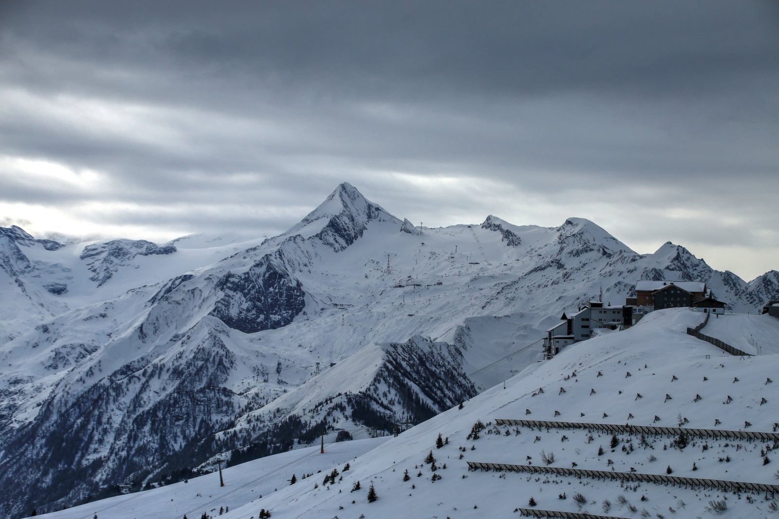 A háttérben Kaprun büszkén pózol